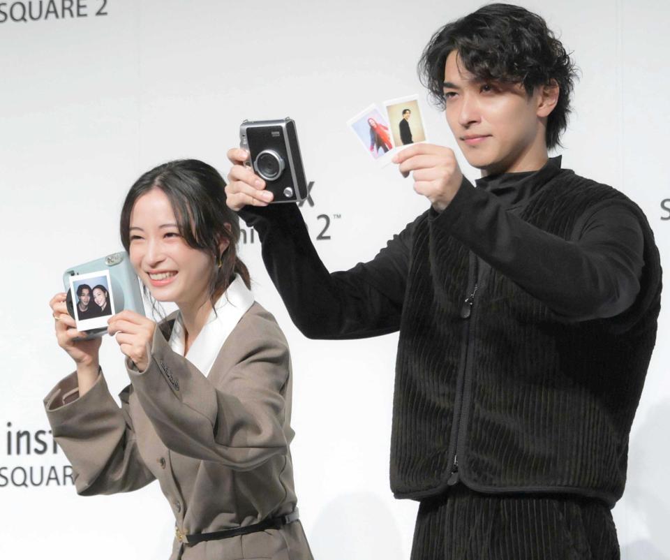 　撮影した写真を持つ広瀬すず（左）と横浜流星（撮影・持木克友）