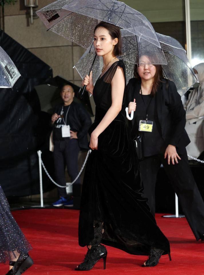 「第３９回東京国際映画祭」レッドカーペットに登場した南沙良＝東京ミッドタウン日比谷（撮影・伊藤笙子）