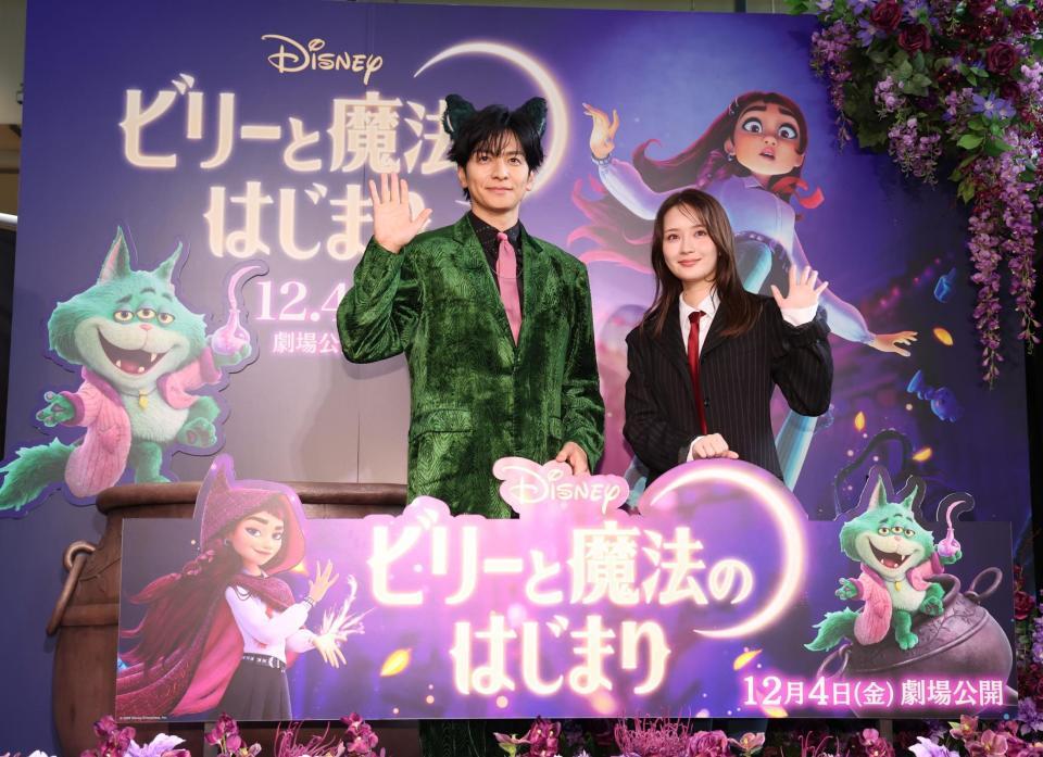 笑顔で手を振る畑芽育と生田斗真（撮影・金田祐二）