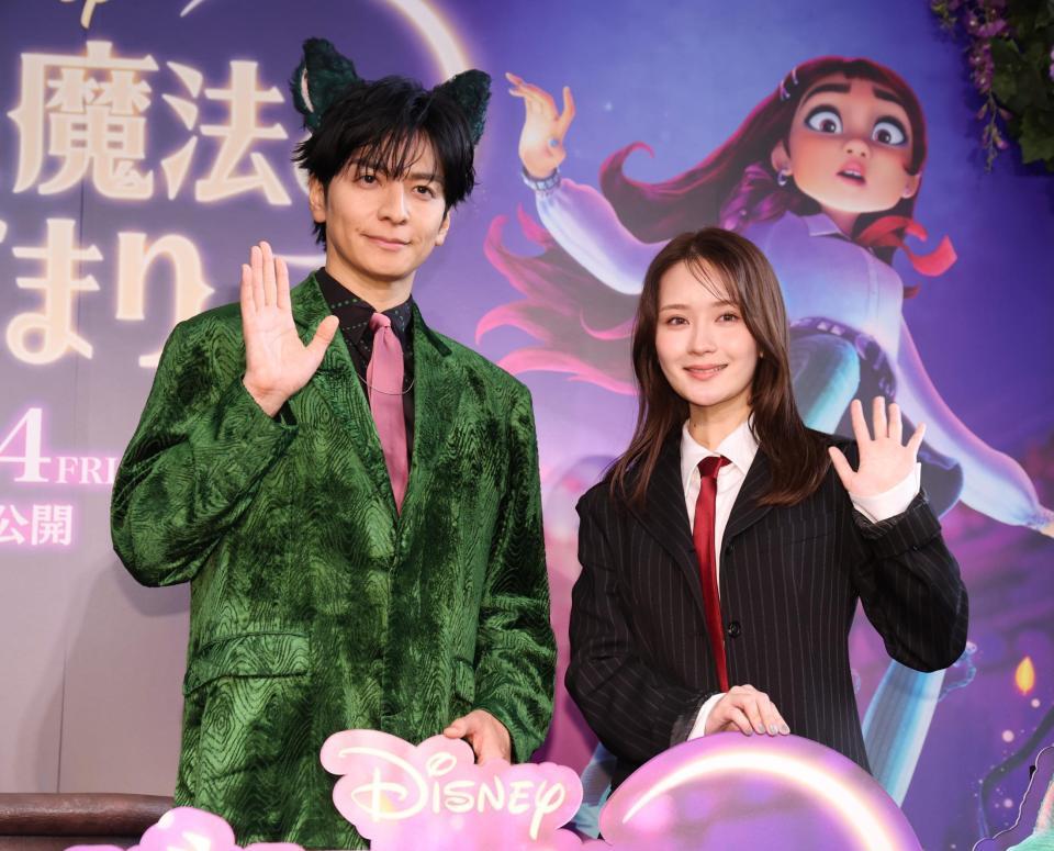 笑顔で手を振る畑芽育と生田斗真（撮影・金田祐二）