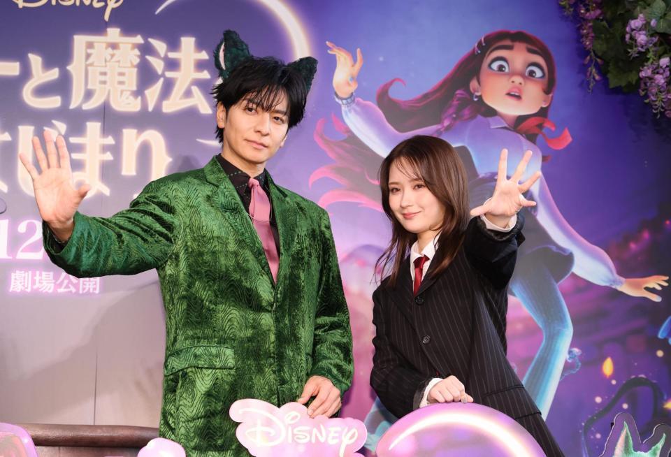 魔法をかけるぽーずをきめる畑芽育と生田斗真（撮影・金田祐二）
