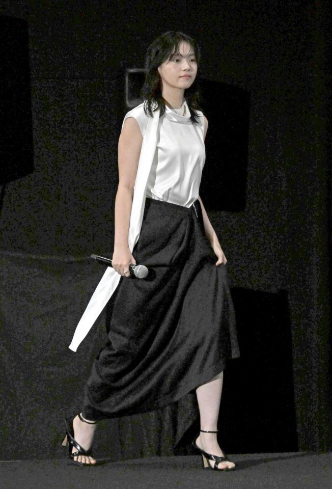 登壇する西野七瀬＝２５日