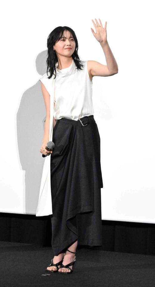 客席に手を振る西野七瀬＝２５日