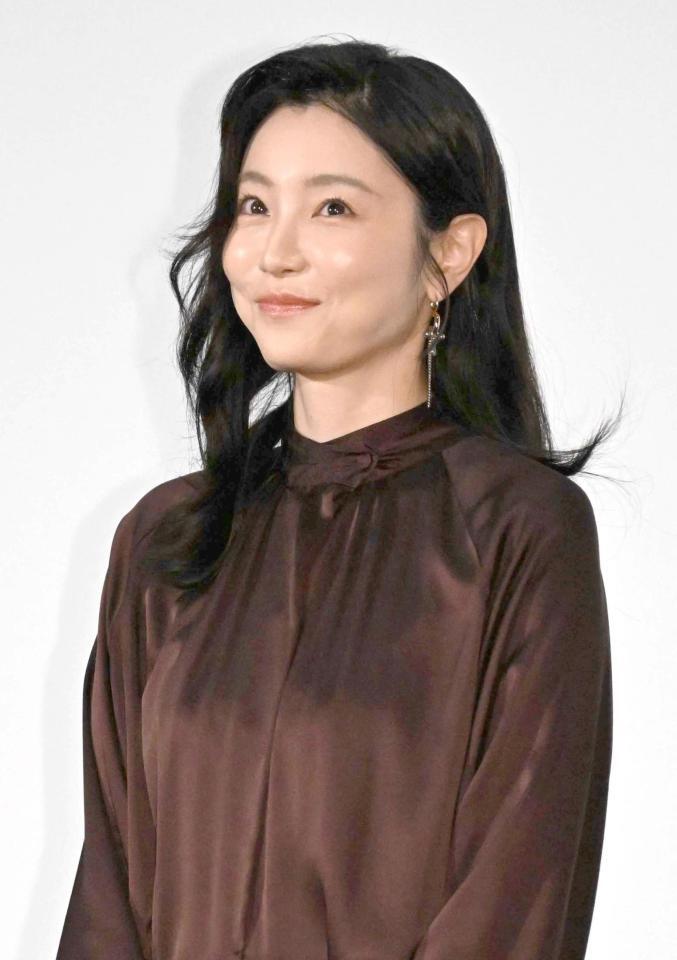 舞台あいさつに登壇した向里祐香＝２５日