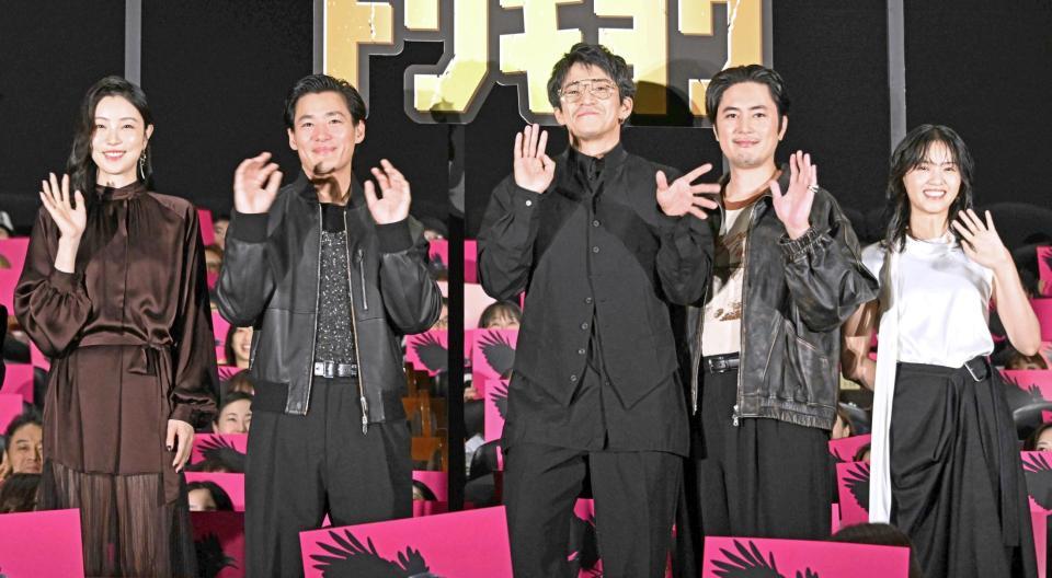 手を振る（左から）向里祐香、野村周平、小栗旬、間宮祥太朗、西野七瀬＝２５日