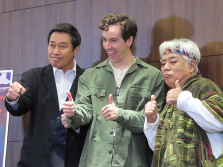 気合の入る（左から）三宅裕司、ブレント・オリアン、小倉久寛