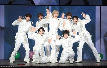 アリーナツアー最終公演を行った、なにわ男子の（前列左から）西畑大吾、大西流星（後列同）高橋恭平、大橋和也、道枝駿佑、藤原丈一郎、長尾謙杜（撮影・伊藤笙子）