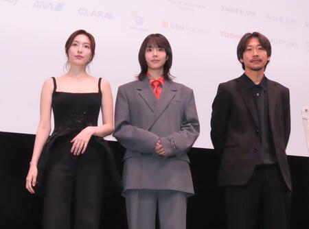 映画「過怠」の舞台あいさつに登壇した唐田えりか（中央）