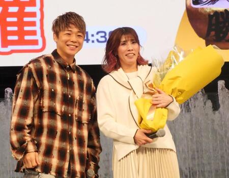 お祝いに駆けつけた武尊氏（左）と吉田沙保里氏