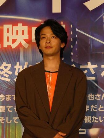 舞台あいさつに登壇した中村倫也＝5月