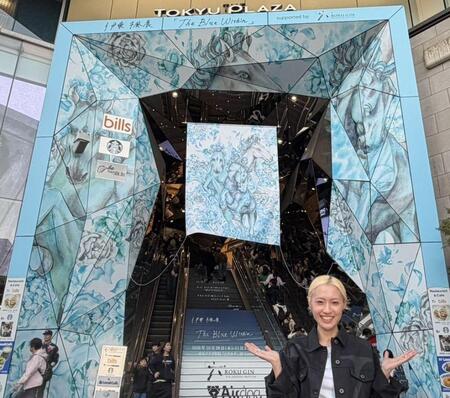 自身のアートでジャックした東急プラザ表参道「オモカド」のエントランス前で撮影に応じた伊東楓氏
