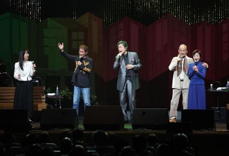 熱唱する（左から）岡田奈々、田中健、中村雅俊、秋野太作、上村香子（撮影・西岡正）