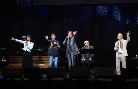 熱唱する（左から）岡田奈々、田中健、中村雅俊、小椋佳、秋野太作（撮影・西岡正）