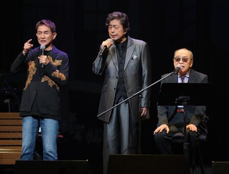 熱唱する（左から）田中健、中村雅俊、小椋佳＝東京国際フォーラム（撮影・西岡正）