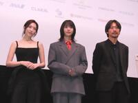 映画「過怠」の舞台あいさつに登壇した（左から）知英、唐田えりか、山本英監督