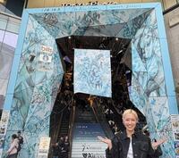 自身のアートでジャックした東急プラザ表参道「オモカド」のエントランス前で撮影に応じた伊東楓氏