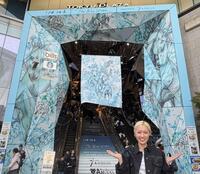自身のアートでジャックした東急プラザ表参道「オモカド」のエントランス前で撮影に応じた伊東楓氏