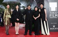 東京国際映画祭のレッドカーペットに登場した「いえないふたり」の出演陣。（左から）臼田あさ美、倉沢杏菜、まつむらしんご関東、川島鈴遥、菊池亜希子（撮影・伊藤笙子）