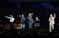 熱唱する（左から）岡田奈々、田中健、中村雅俊、小椋佳、秋野太作（撮影・西岡正）