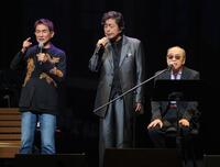熱唱する（左から）田中健、中村雅俊、小椋佳＝東京国際フォーラム（撮影・西岡正）