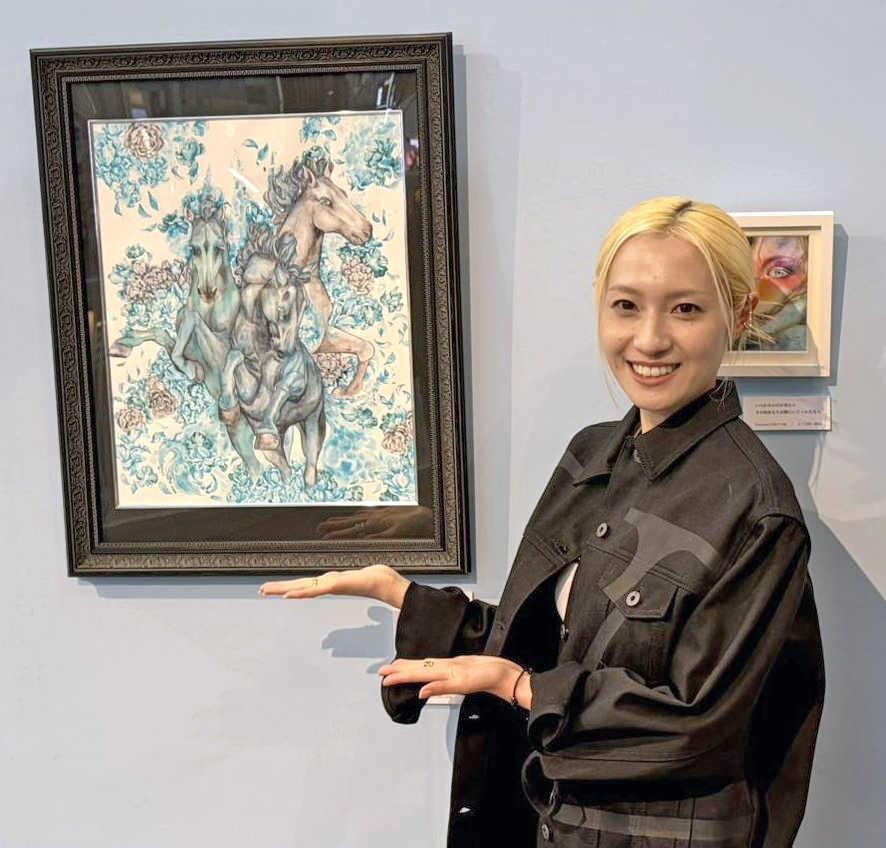 作品をアピールする伊東楓氏
