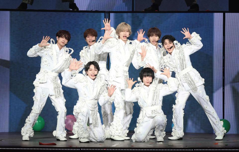 アリーナツアー最終公演を行った、なにわ男子の（前列左から）西畑大吾、大西流星（後列同）高橋恭平、大橋和也、道枝駿佑、藤原丈一郎、長尾謙杜（撮影・伊藤笙子）