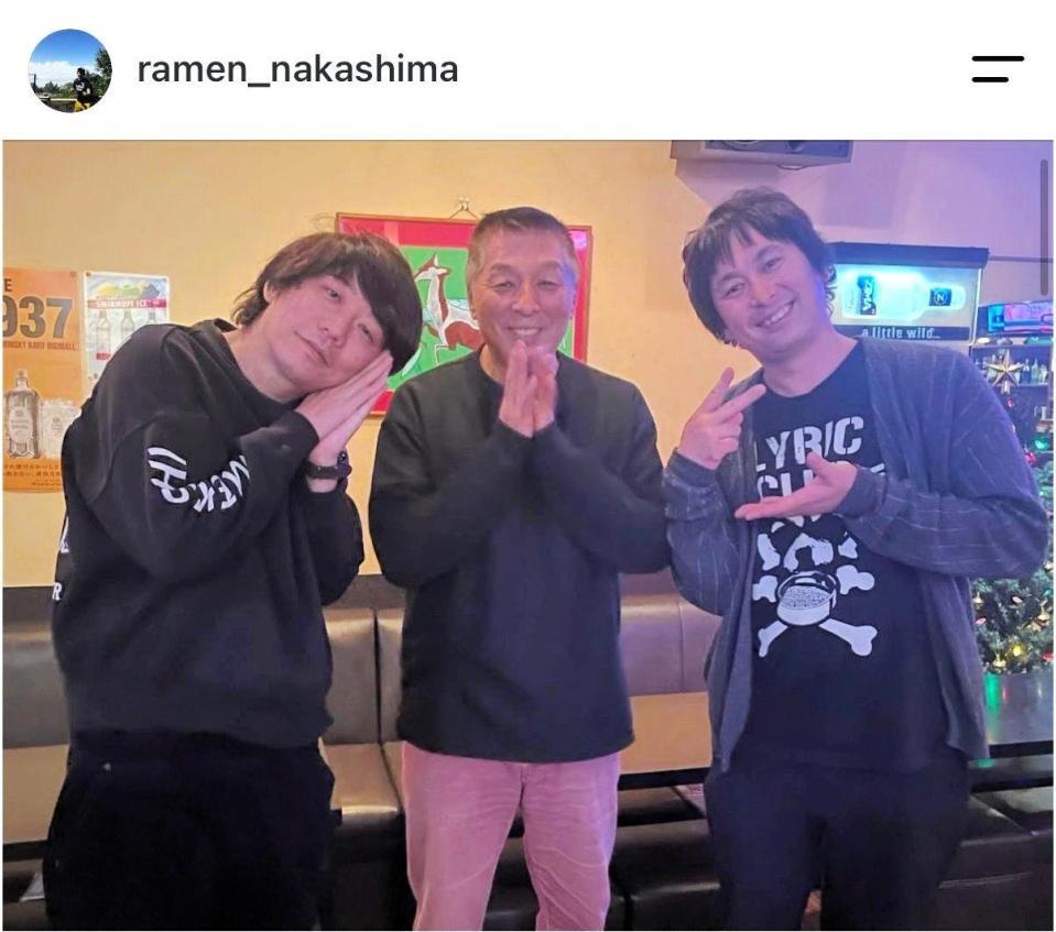 三四郎・小宮と「カラオケさんま」を訪れたや団・中嶋。公式インスタグラム＠ｒａｍｅｎ＿ｎａｋａｓｈｉｍａより
