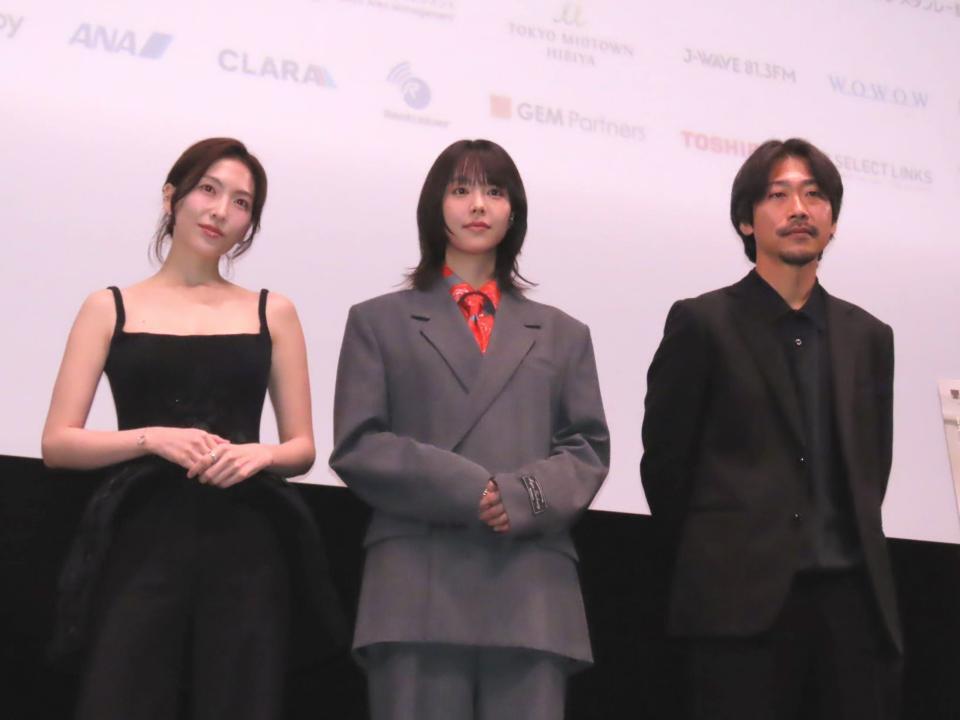 映画「過怠」の舞台あいさつに登壇した（左から）知英、唐田えりか、山本英監督