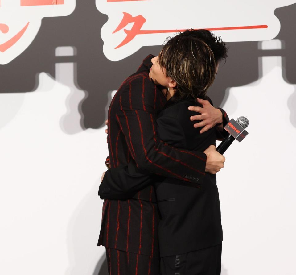 人生でもっとも記憶に残っているハグについて語るコーナーでハグをする末澤誠也（左）と磯村勇斗（撮影・中島達哉）