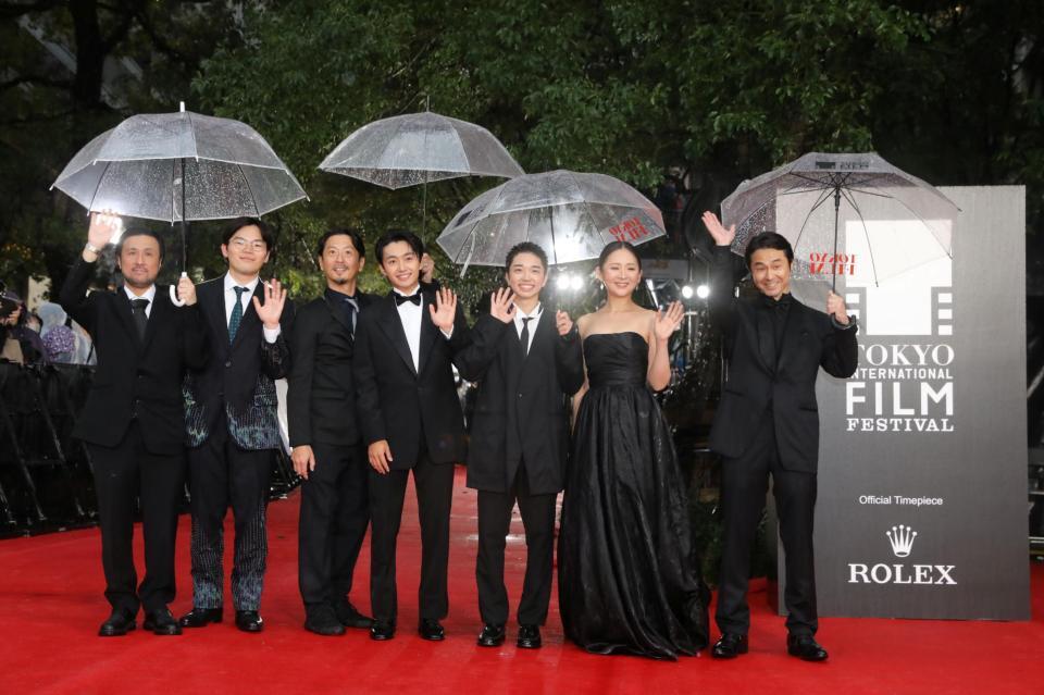 東京国際映画祭のレッドカーペットを歩いた（左から４番目の）大西利空©２０２６『火の玉を見た』製作委員会