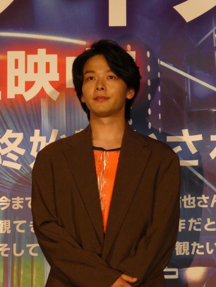 舞台あいさつに登壇した中村倫也＝5月