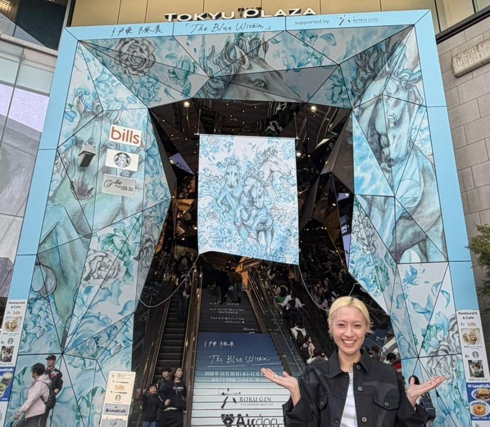 自身のアートでジャックした東急プラザ表参道「オモカド」のエントランス前で撮影に応じた伊東楓氏