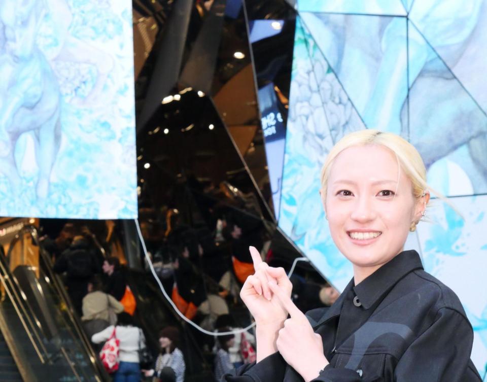 自身のアートでジャックした東急プラザ表参道「オモカド」のエントランス前で撮影に応じた伊東楓氏