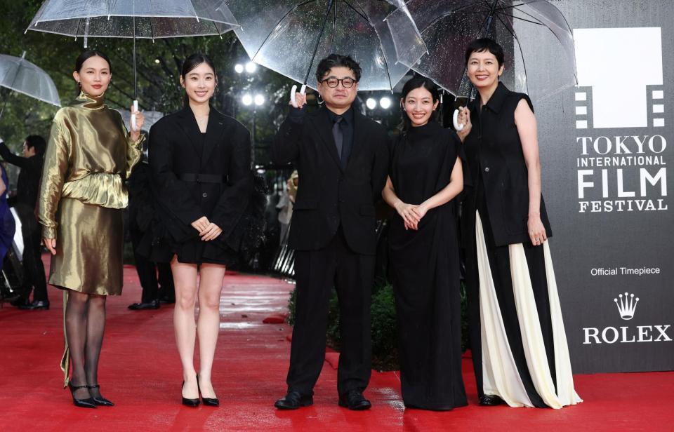 東京国際映画祭のレッドカーペットに登場した「いえないふたり」の出演陣。（左から）臼田あさ美、倉沢杏菜、まつむらしんご関東、川島鈴遥、菊池亜希子（撮影・伊藤笙子）