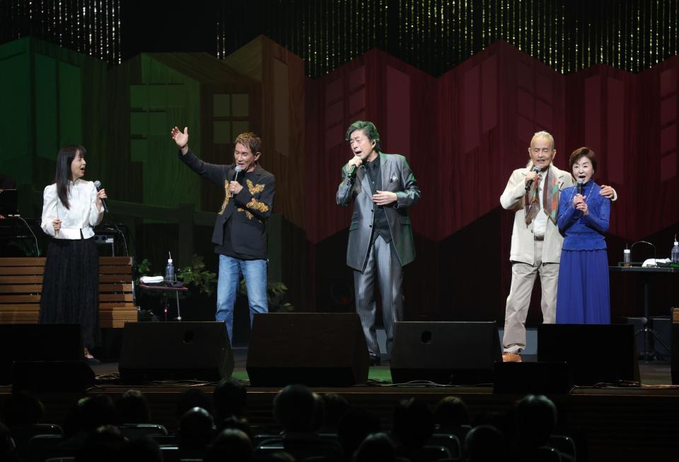 熱唱する（左から）岡田奈々、田中健、中村雅俊、秋野太作、上村香子（撮影・西岡正）