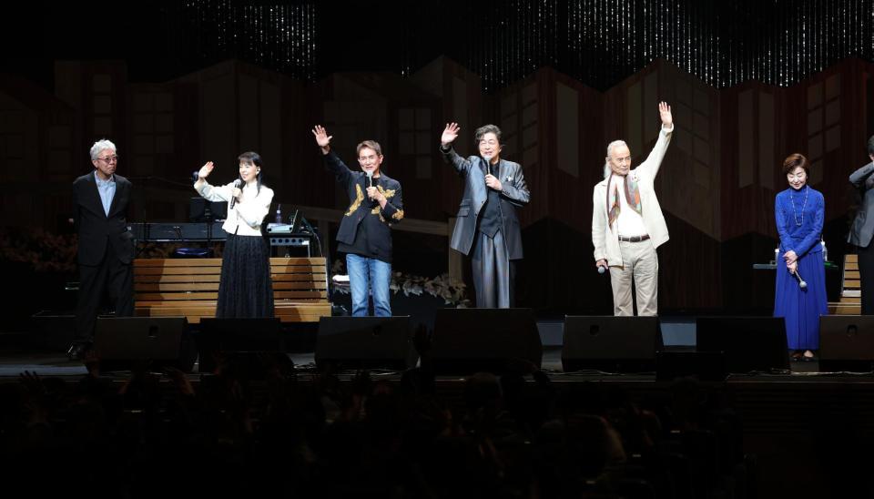 エンディングで並ぶ（左から）小椋佳、岡田奈々、田中健、中村雅俊、秋野太作、上村香子（撮影・西岡正）