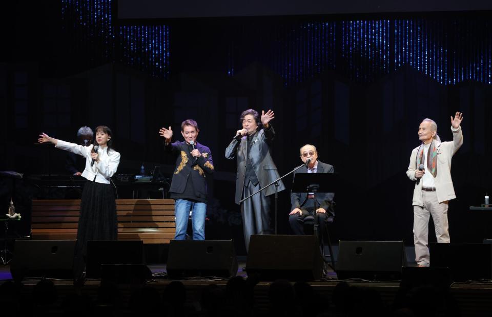熱唱する（左から）岡田奈々、田中健、中村雅俊、小椋佳、秋野太作（撮影・西岡正）