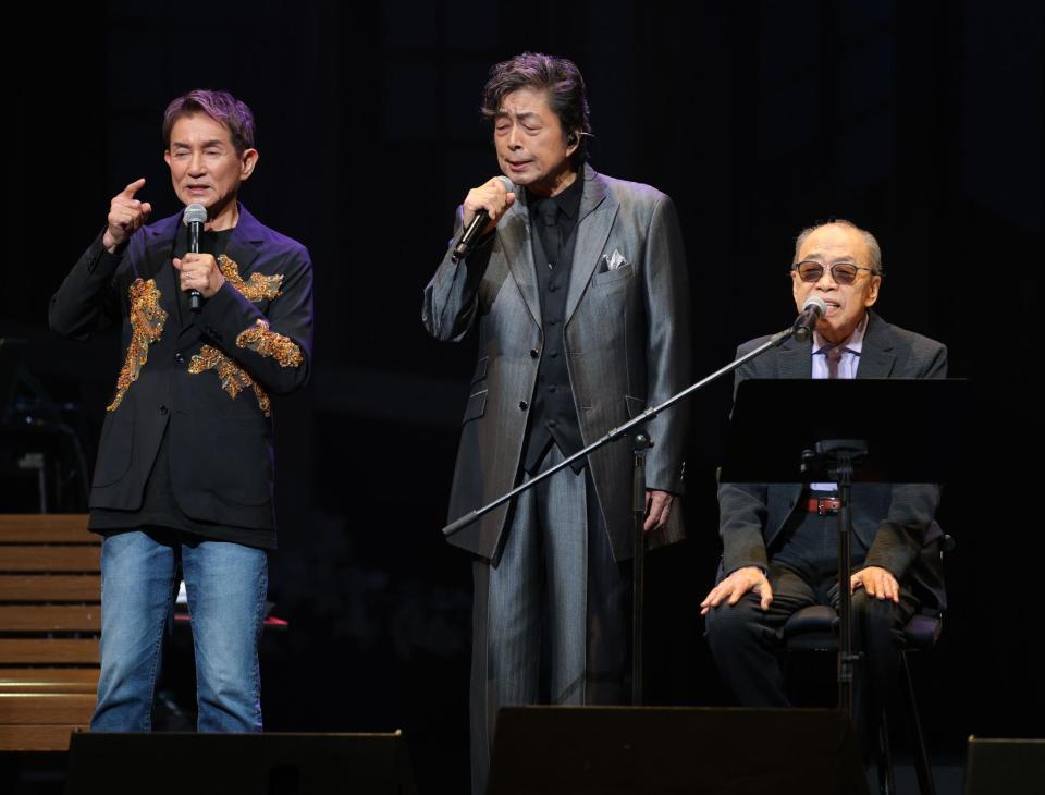 熱唱する（左から）田中健、中村雅俊、小椋佳＝東京国際フォーラム（撮影・西岡正）