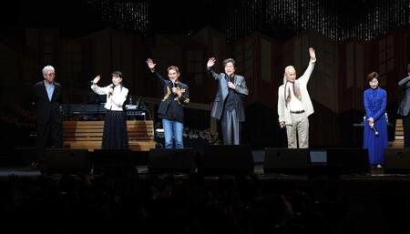 エンディングで並ぶ（左から）小椋佳、岡田奈々、田中健、中村雅俊、秋野太作、上村香子（撮影・西岡正）