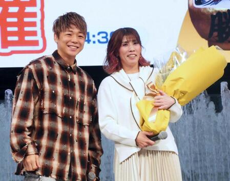 お祝いに駆けつけた武尊氏（左）と笑顔を見せる