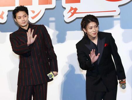 手を振る磯村勇斗（左）と末澤誠也（撮影・中島達哉）