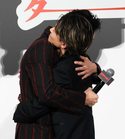 ハグをする末澤誠也（右）と磯村勇斗（撮影・中島達哉）