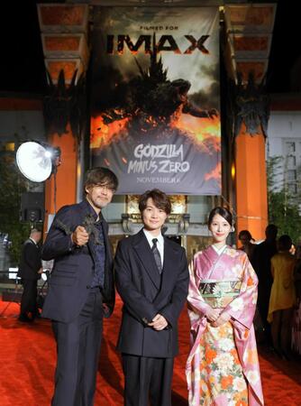 レッドカーペット上で笑顔を見せる（左から）山崎貴監督、神木隆之介、浜辺美波（Ｃ）２０２６　ＴＯＨＯ