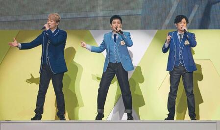 歌唱する（左から）香取慎吾、草彅剛、稲垣吾郎