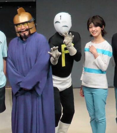 ポーズをとる（右から）飯窪春菜、髭男爵・ひぐち君と山田ルイ５３世