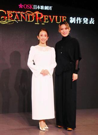 舞台「浪華　ＧＲＡＮＤ　ＲＥＶＵＥ」の制作発表に登壇したＯＳＫ日本歌劇団の千咲えみ（左）、翼和希