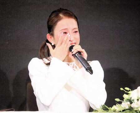 舞台「浪華　ＧＲＡＮＤ　ＲＥＶＵＥ」の制作発表に登壇したＯＳＫ日本歌劇団の千咲えみは涙を流した