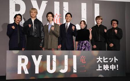 ポーズを決める（左から）三宅健、ＪＵＮＯＮ、萩原利久、柳楽優弥、川栄李奈、ＲＹＵＫＩ、水田伸生監督（撮影・佐々木彰尚）
