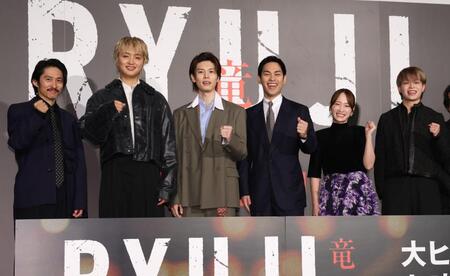 ポーズを決める（左から）三宅健、ＪＵＮＯＮ、萩原利久、柳楽優弥、川栄李奈、ＲＹＵＫＩ（撮影・佐々木彰尚）