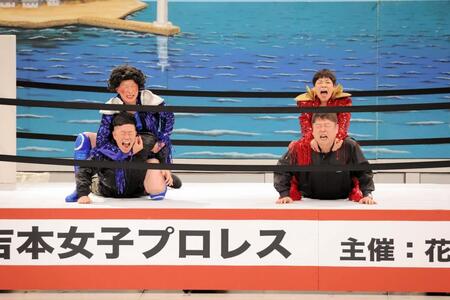 「吉本新喜劇まつり２０２６」で念願の女子プロレスラー役を演じ、キャメルクラッチを決める山田花子（右）